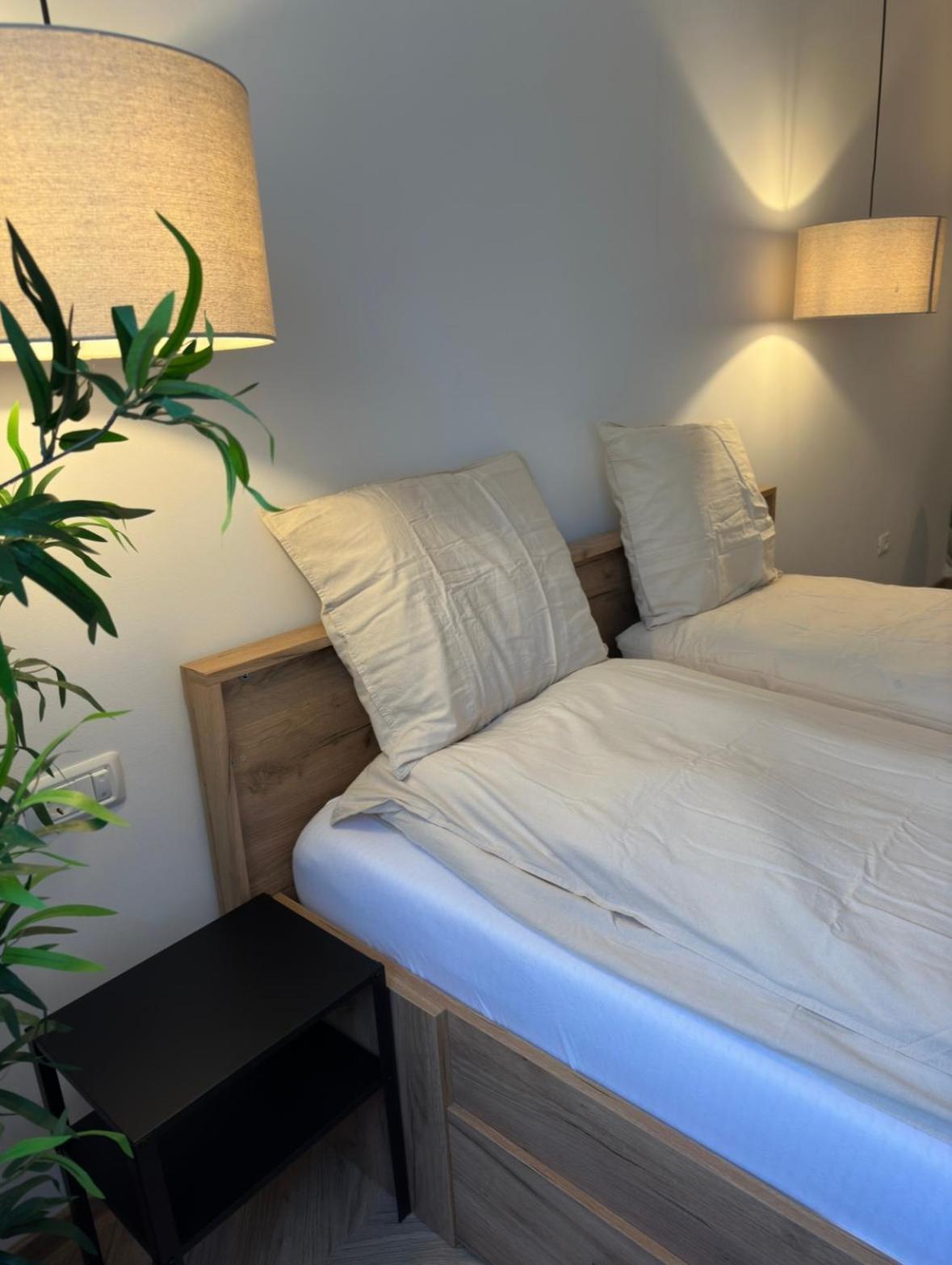 One Room Apartment- Self Check-In 24H Resita Exteriér fotografie